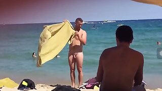 Hot men no the beach - ThisVid.com