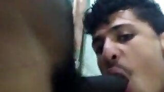 Amigo aproveita para colocar viadinho para chupar