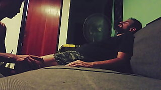 Dando al macho una atenci&oacute;n especial&comma; lleg&oacute; cansado y lo relajo con una buena mamada en el sof&aacute;&period;