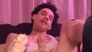 Light-skin dude shows that link little ass with his toes curling