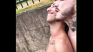 Novinhos fudendo na trilha em p&uacute;blico enquanto o trem passa