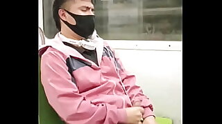 Joven Tretcho se masturba en el &uacute;ltimo vag&oacute;n del metro
