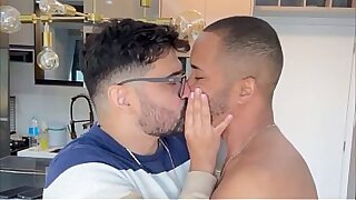 MARCOS GOIANO - NERD BUNDUDO ENTRANDO NA PICA DO NEG&Atilde;O - SEXO GAY BAREBACK - NEGRO DOTADO FODE PUTO DE &Oacute;CULOS