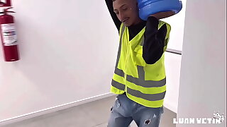Putinho safado pediu &aacute;gua&comma; mais tava doido na rola do entregador &excl;&excl;&excl;