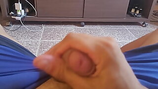 Punheta muito gostosa na sala