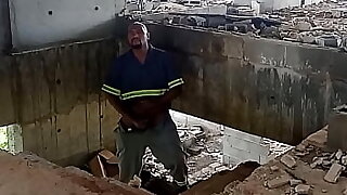 Batendo uma na constru&ccedil;&atilde;o