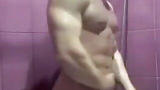 Putote ruso lavándose la verga en la regadera.