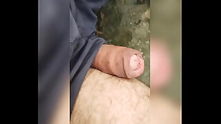 Andado com o pau pra fora da bermuda no parque&period;