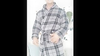 Muscle Daddy takes off his bathrobe