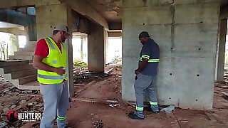 Funcion&aacute;rio da contru&ccedil;&atilde;o s&oacute; trabalha depois de receber leitadas dos pe&atilde;o suados