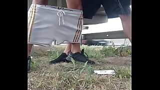 Dois dotad&atilde;o na passarela mijando e fodendo gostoso