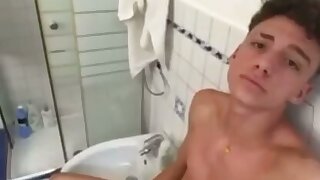 Il twink italiano si sega