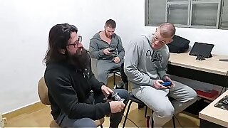 Victor Carmona e Viking resolveram jogar uma partida de videogame valando o cu