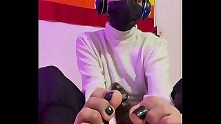 Los pies de Luminita tan bonitos haciendo un footjob a un dildo &colon;3