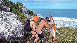 UM SURFISTA SAFADO LEVANDO R&Ocirc;LA E MIJ&Atilde;O DO TURISTA