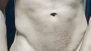 مدرب جيم بيعرض جسمه.