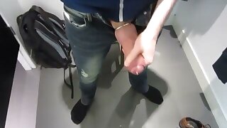 Deutscher Riesenschwanz mit Cockring spritzt in der Umkleide ab.