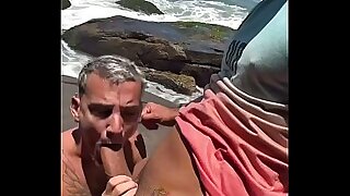Flagra na praia dotado de 23 arrega&ccedil;ando o cuzinho virgem do novinho