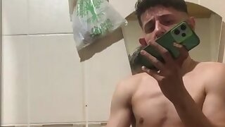 Türk adam banyoda mastürbasyon yapıyor